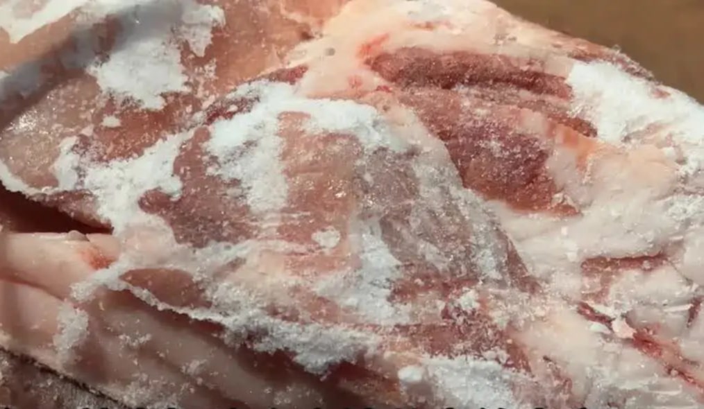 Miếng thịt khi vừa lấy ra khỏi ngăn đông đá tủ lạnh.
